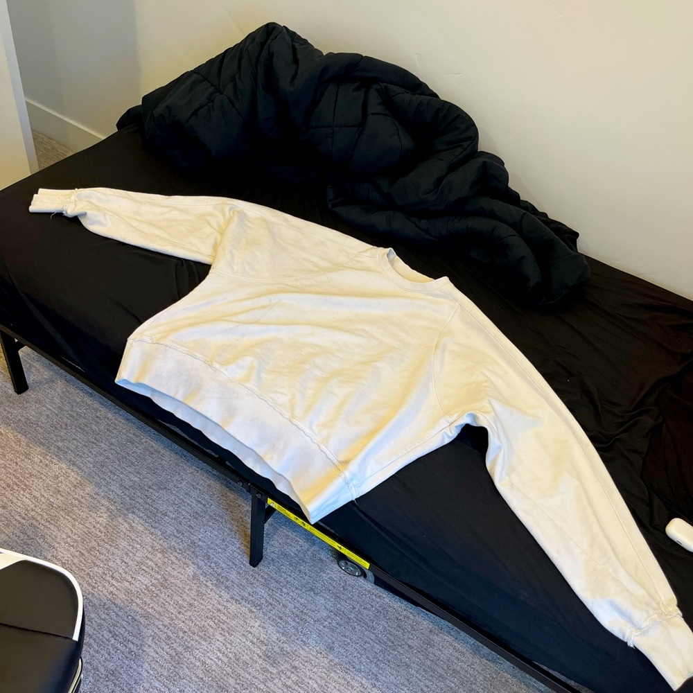 Sweatshirts(White) + Levis pants(White)